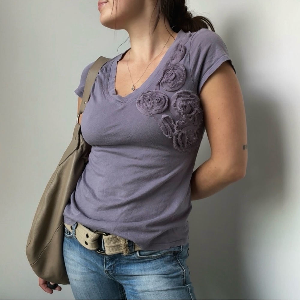Y2K Cable & Gauge Petites Lavender Floral Applique V-Neck Tee